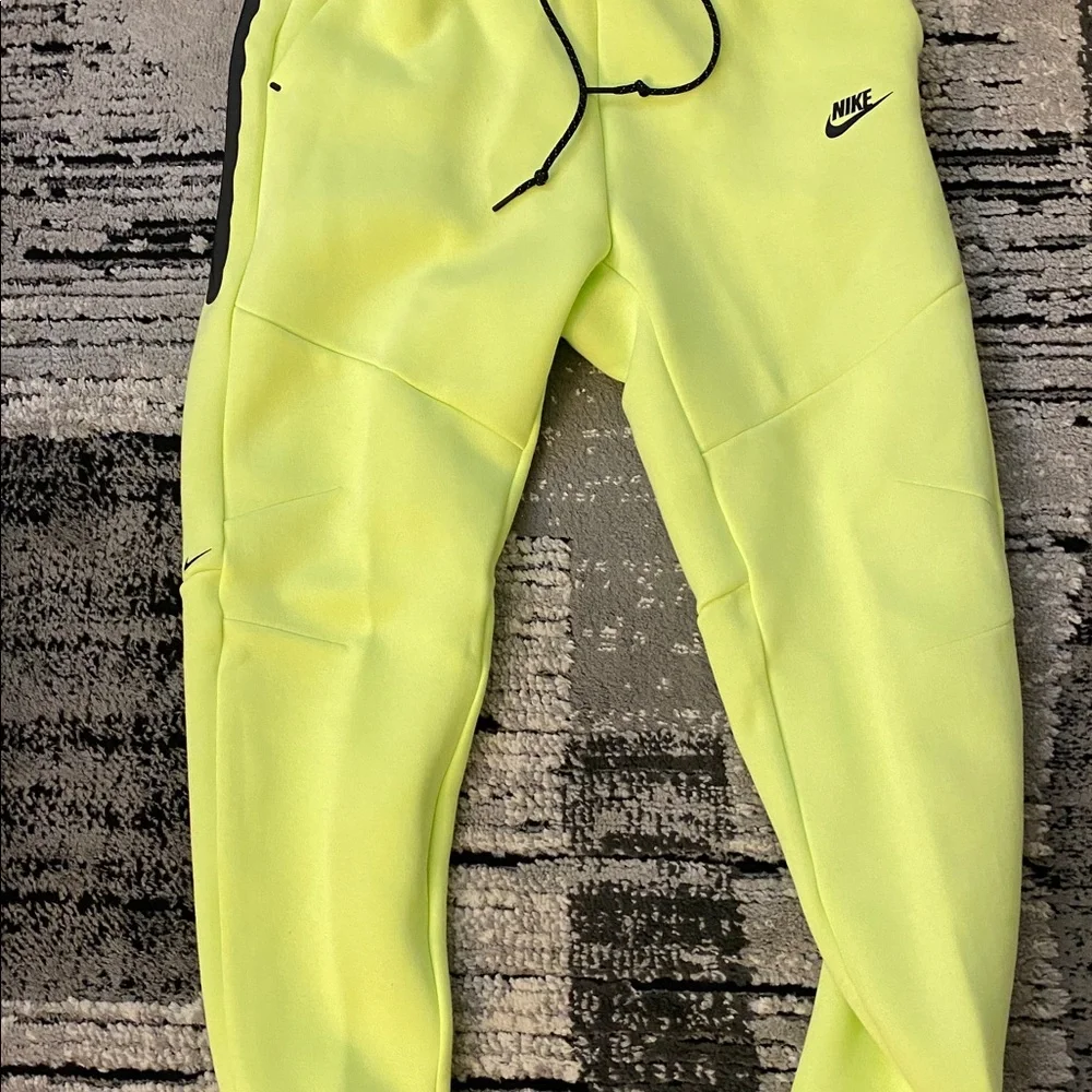 New Men’s Nike Tech Fleece Joggers Barely Volt Large L - Picture 3 of 8